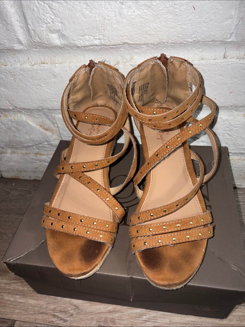Crown Vintage Girls Wedge Studded Sandals in Tan Size 2